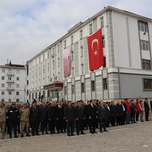 10  Kasım Gazi Mustafa Kemal Atatürk'ün Vefatının 84. Yılı Münasebetiyle Hükümet Konağı Önünde Atatürk Anıtı'na Çelenk Sunma Töreni Yapıldı