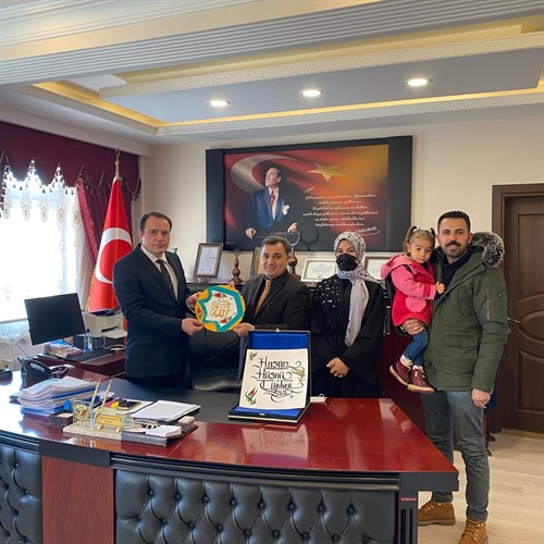 Yukarı Gülderen Mahallesinde açılan Çini Seramik kursu hocası ve İlçe Halk Eğitim Merkezi Müdürü Kaymakam Türker' i Makamında Ziyaret Etti
